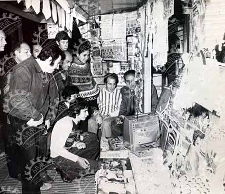 Argentina 1978 - Puesto de souvenirs viendo el mundial en la televisión